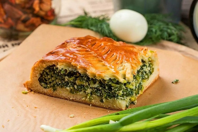 Пышный заливной пирог с луком и яйцом