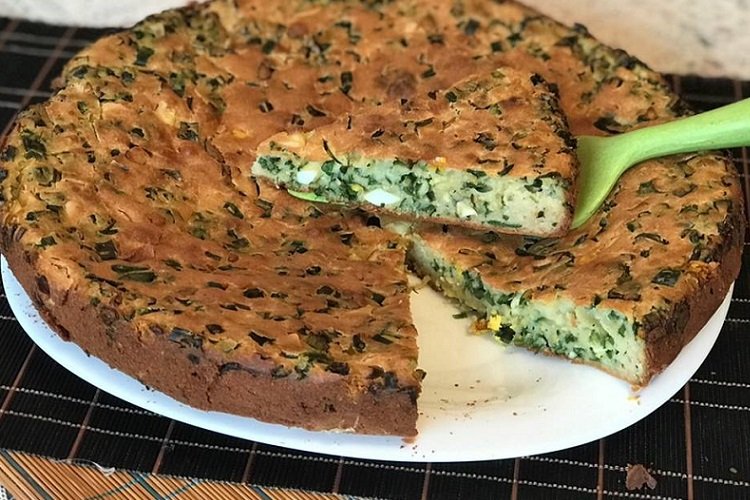 Заливной пирог с луком и яйцом на свежих дрожжах