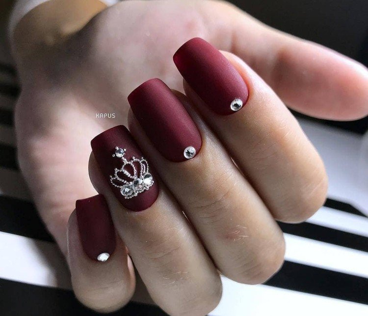 Маникюр со стразами