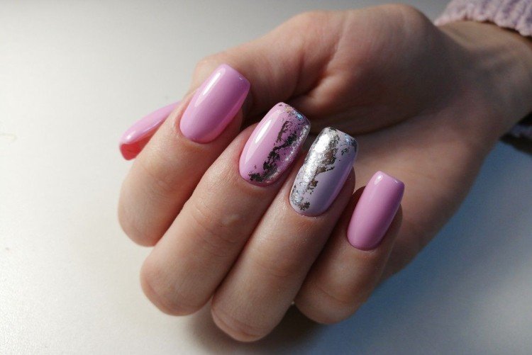 Осенний маникюр розового цвета