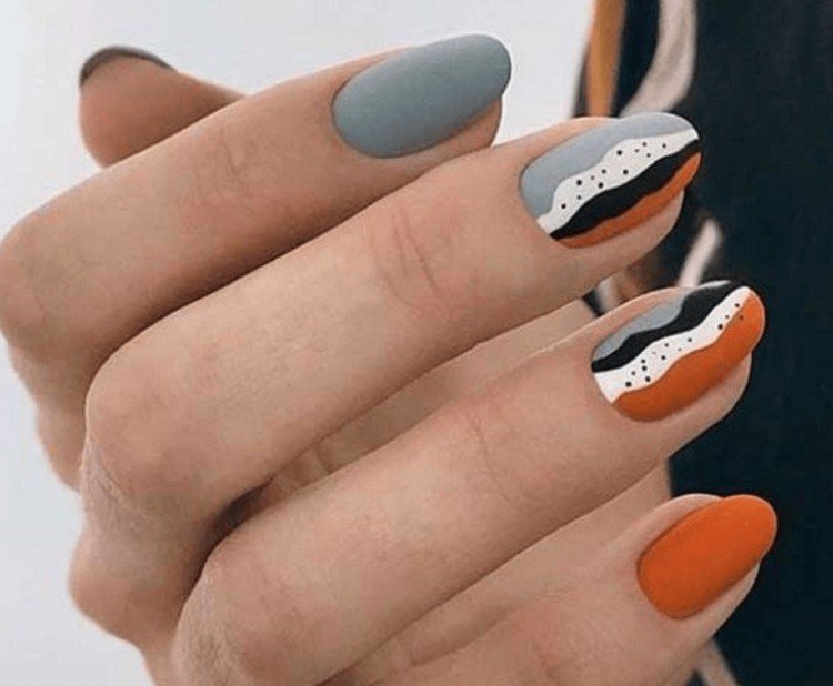 Серый маникюр 2021