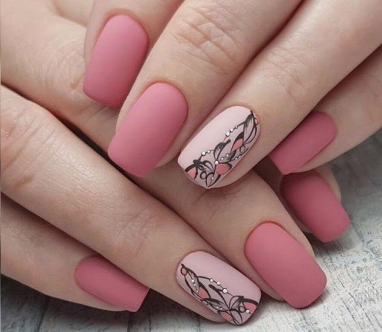 Осенний маникюр розового цвета