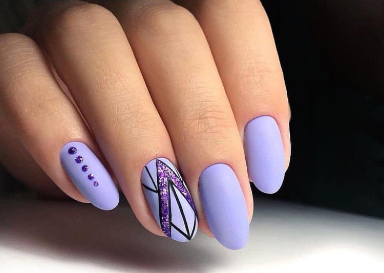 Светлый осенний маникюр 2021