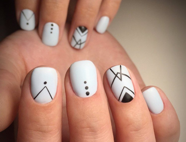 Белый и молочный маникюр