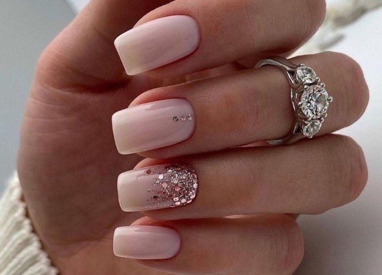 Маникюр с блестками в школу