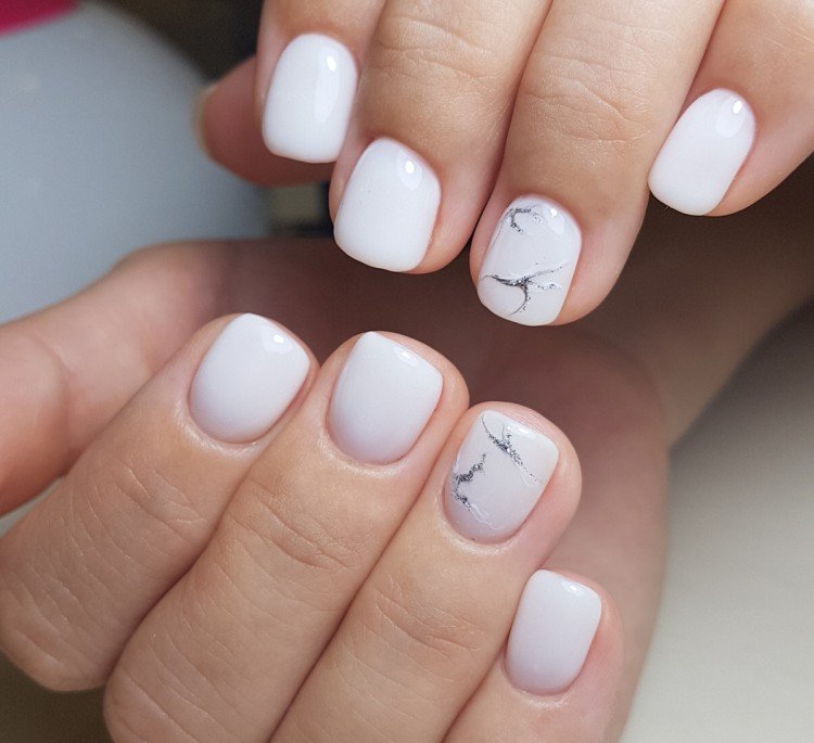 Белый и молочный маникюр
