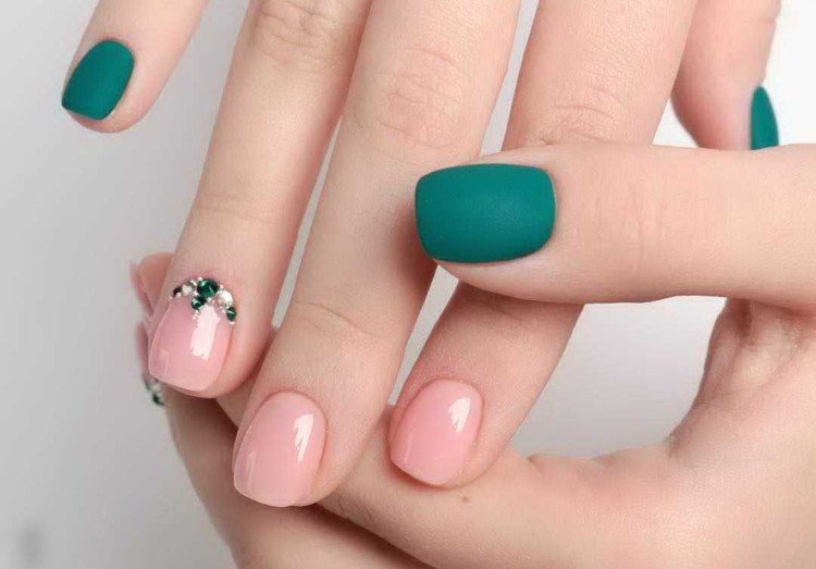 Цветной маникюр в школу