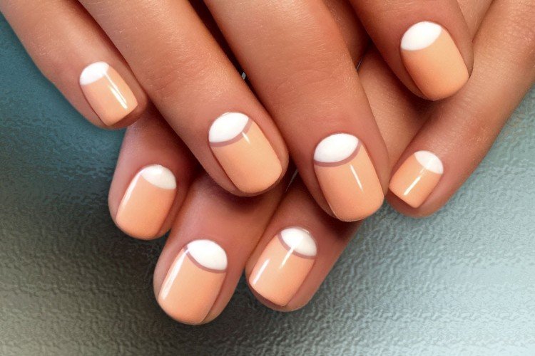 Лунный маникюр на короткие ногти
