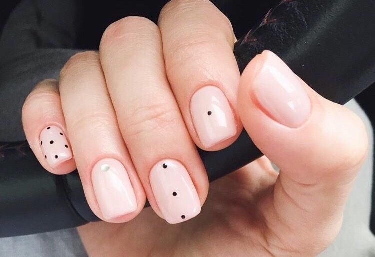 Точечный маникюр на короткие ногти