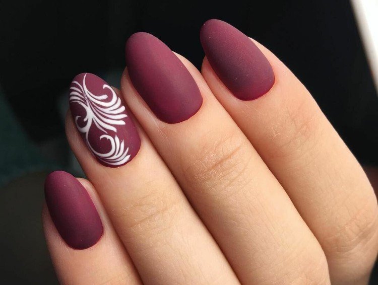 Бордовый маникюр