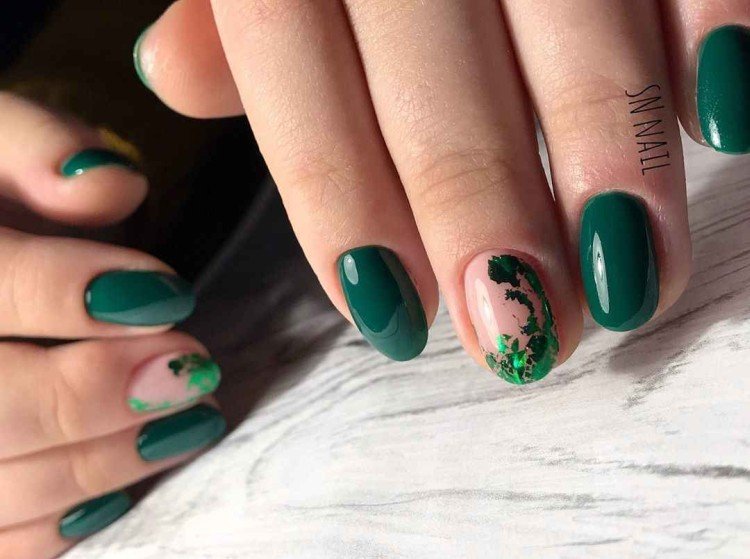 Яркие оттенки в маникюре