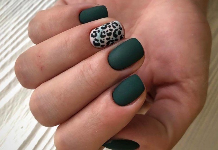 Матовый зеленый маникюр