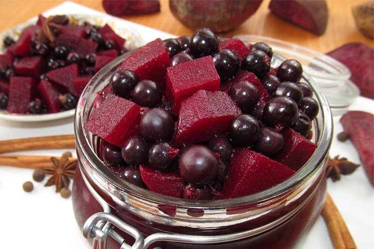 Свекла, маринованная с черной смородиной