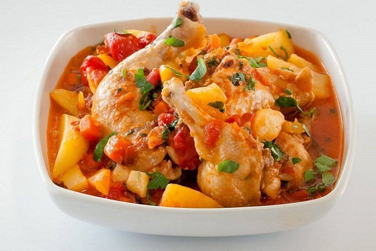 Картошка, тушенная с курицей и замороженными овощами