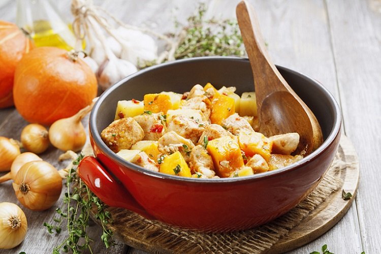 Тушеная картошка с курицей и сельдереем