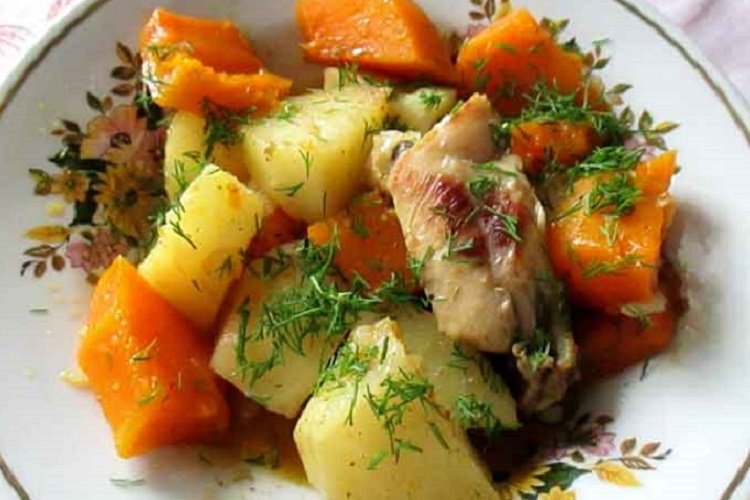 Картошка, тушенная с тыквой и курицей