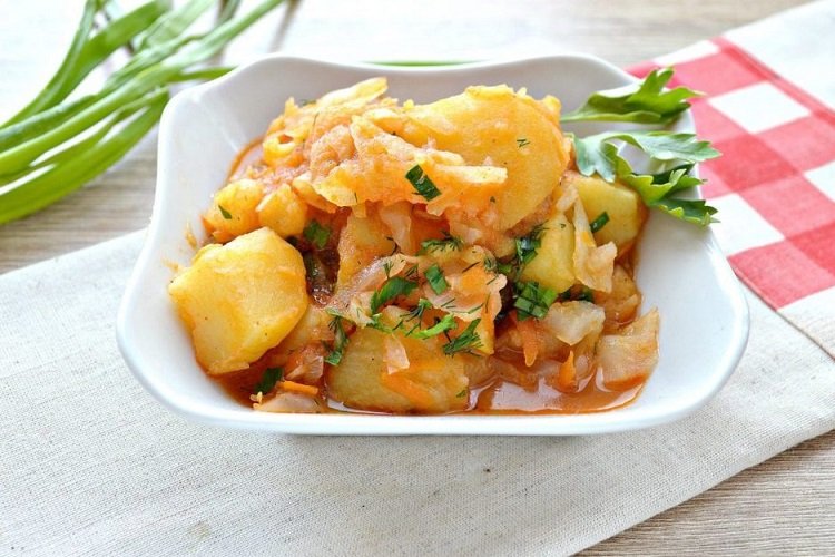 Тушеная картошка с курицей и капустой