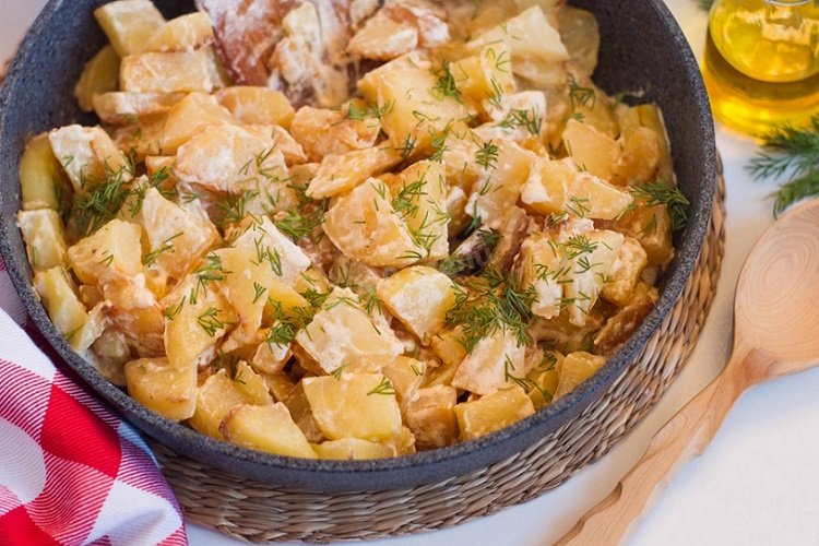 Картошка с курицей, тушенные в сметане