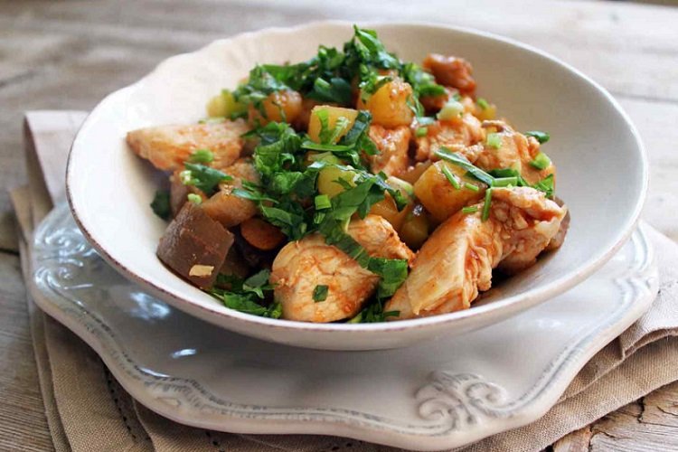 Тушеная картошка с баклажанами и курицей