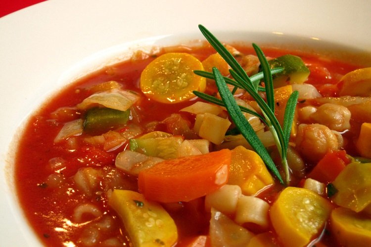 Минестроне с острым перцем и кабачками