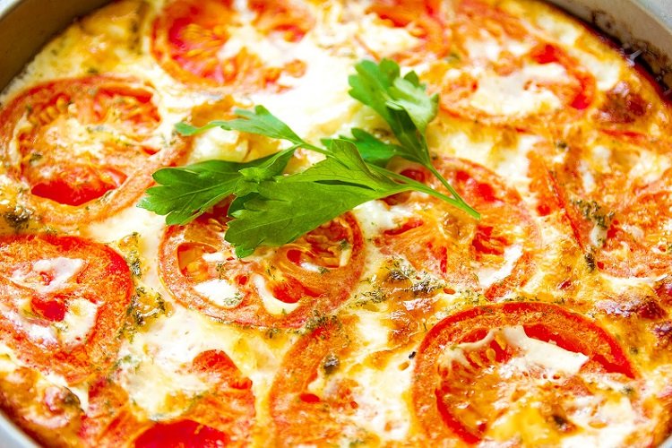 Омлет с помидорами и моцареллой