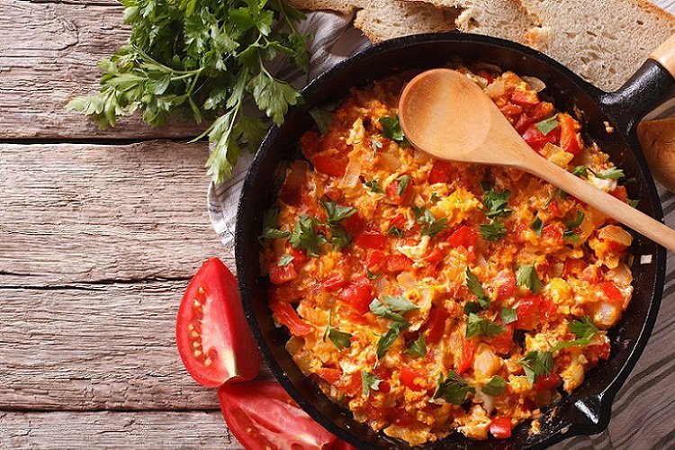 Турецкий омлет с помидорами