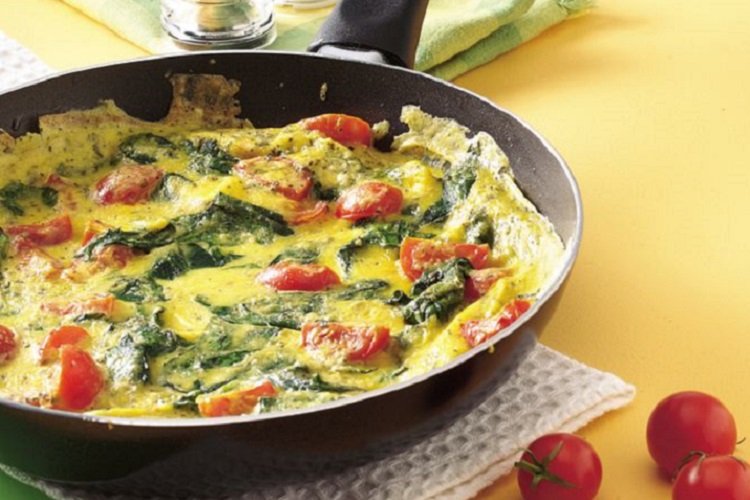Омлет с помидорами и шпинатом