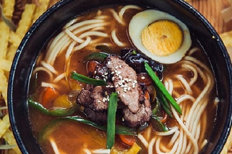 Мисо суп с лапшой рамен и яйцом
