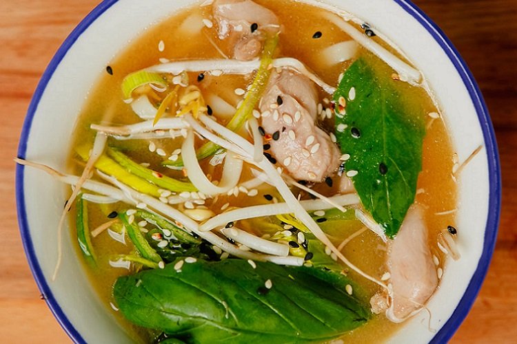 Мисо суп с курицей и ростками бамбука