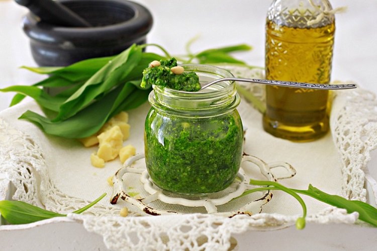 Заправка с кедровыми орешками и черемшой