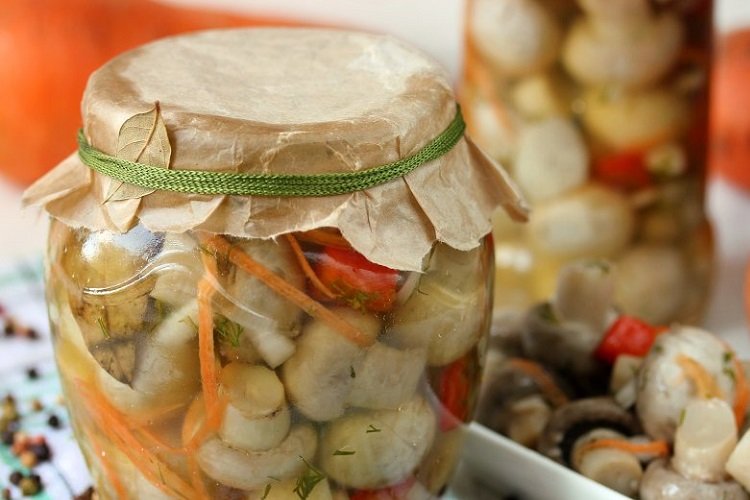 Шампиньоны, маринованные с овощами