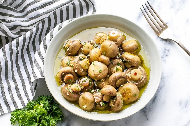 Пряные шампиньоны, маринованные с водкой