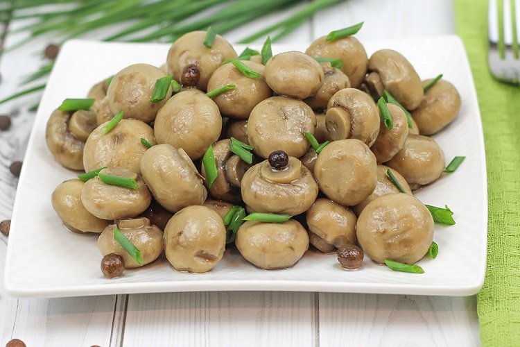 Маринованные шампиньоны с бальзамиком и зеленым луком