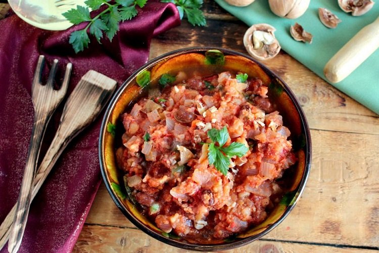 Лобио с айвой и орехами