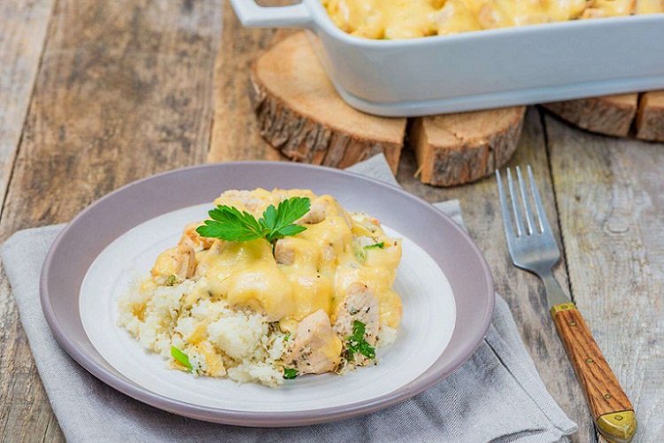 Запеканка из цветной капусты с курицей и рисом
