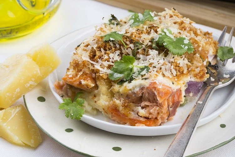 Запеканка из цветной капусты с копченой рыбой