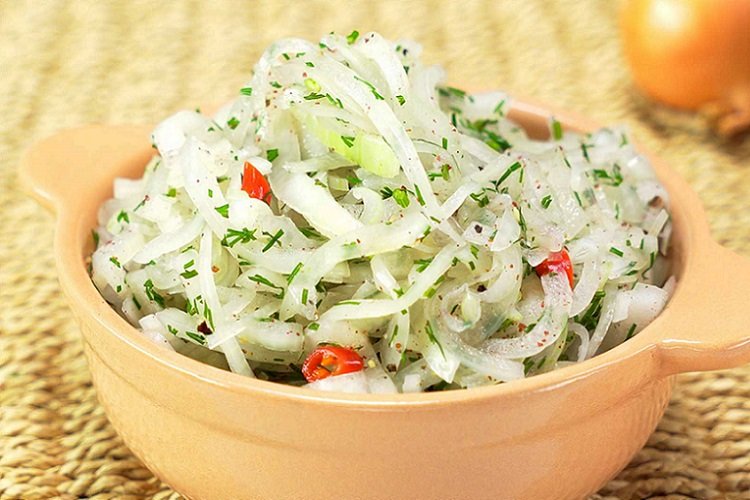 Хрустящий маринованный лук с острым перцем и сельдереем