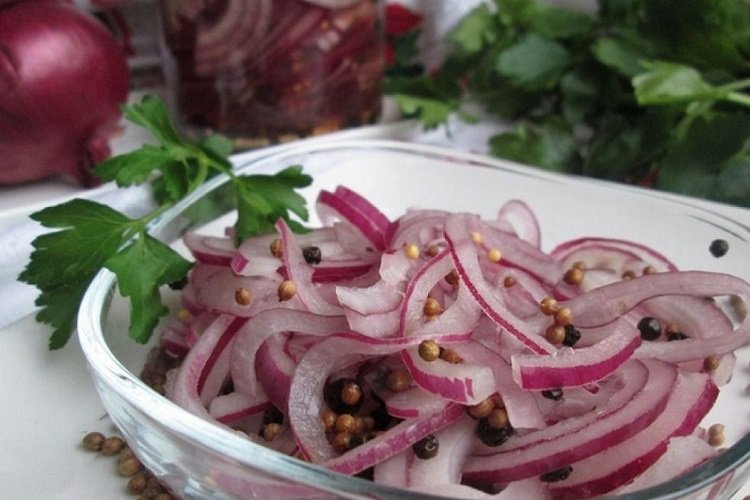 Лук, маринованный с медом и кориандром