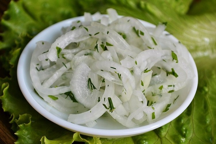 Лук, маринованный в минеральной воде