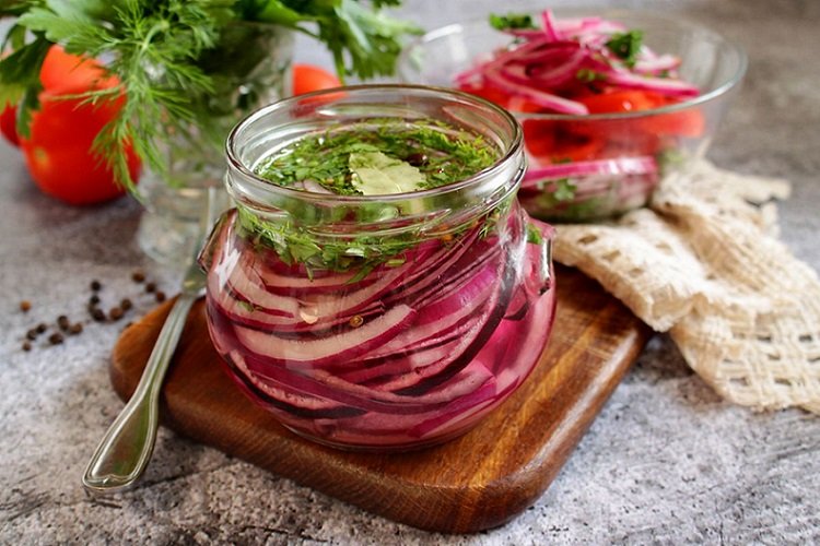Маринованный красный лук
