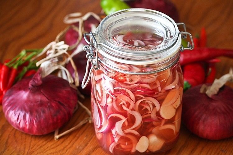 Лук, маринованный без уксуса