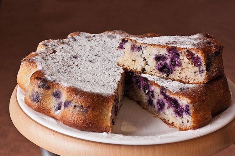 Манник на кефире с вареньем