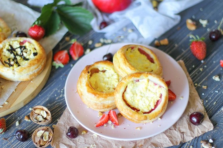 Ватрушки с творогом из слоеного теста