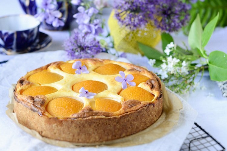 Творожный пирог с персиками