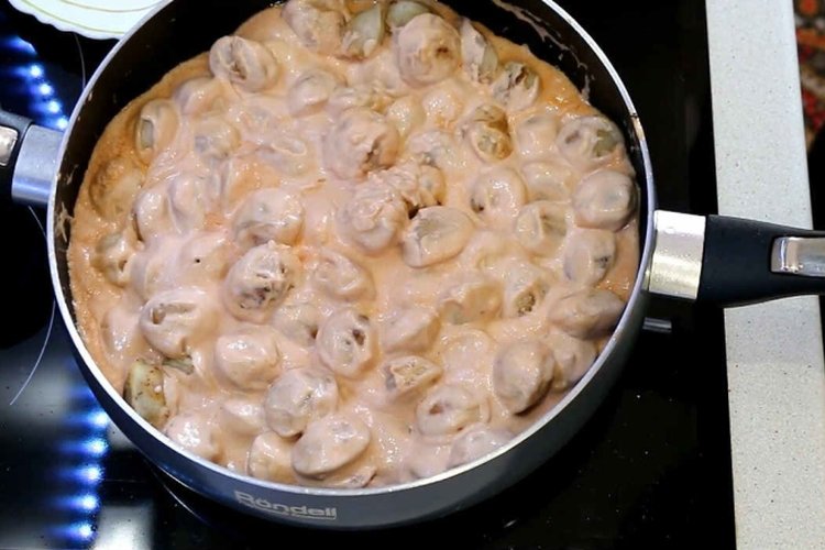 Пельмени, жаренные в сметанно-горчичном соусе