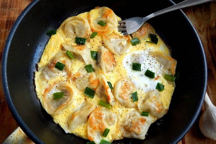 Жареные пельмени с яйцом