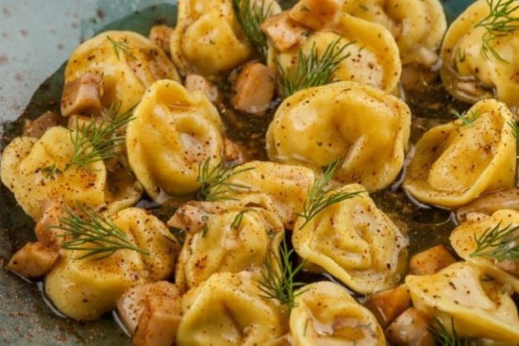 Жареные пельмени с сушеными грибами