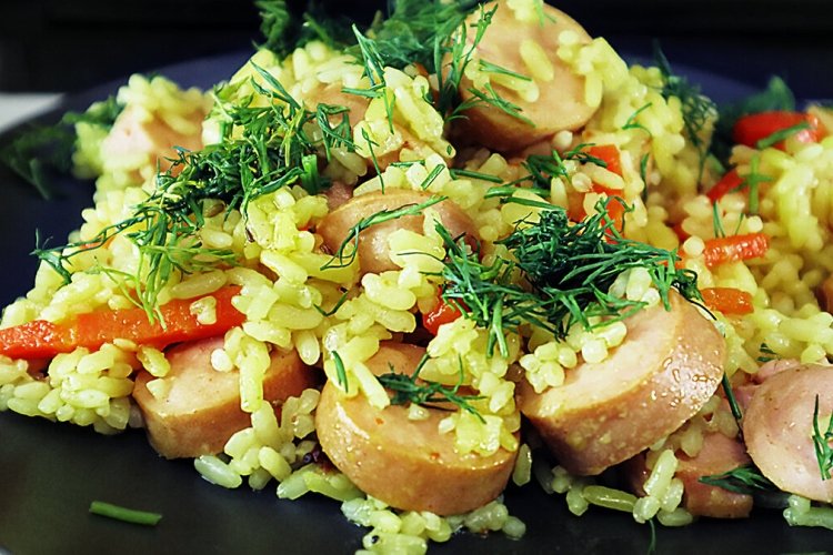 Плов с яйцом и сосисками