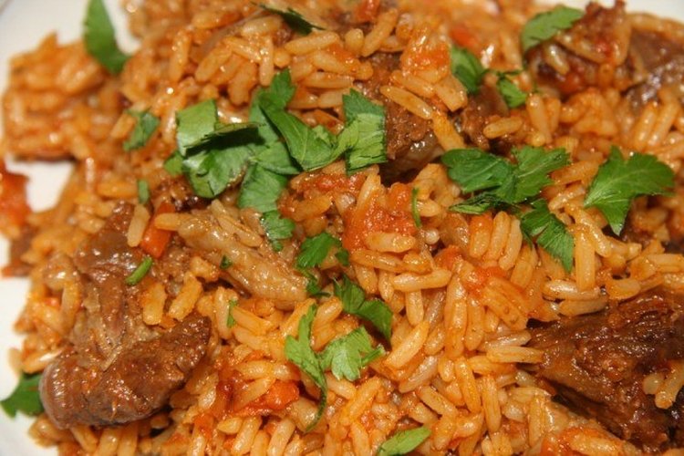 Плов с говядиной, острым перцем и томатной пастой