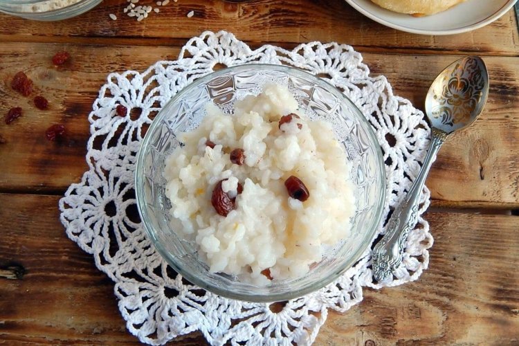 Рисовая каша с изюмом и орехами